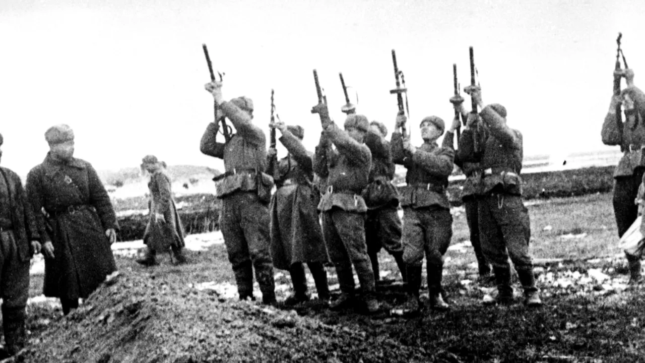 Rușii pe unde trec, TRAG spre conace și cer bani și CEASURI. Ion CRISTOIU publică relatări istorice despre Armata Roșie 