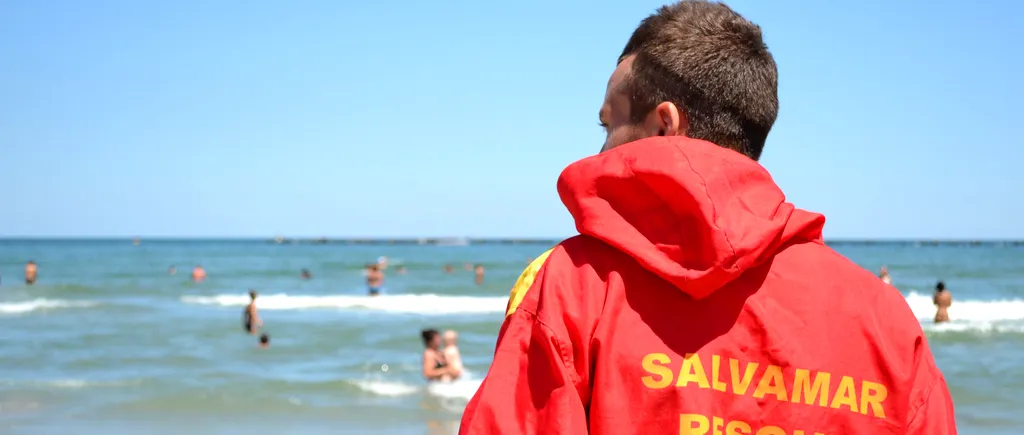 Caz incredibil pe plaja din Costinești. Un salvamar a fost jefuit în timp ce acorda primul ajutor unui tânăr