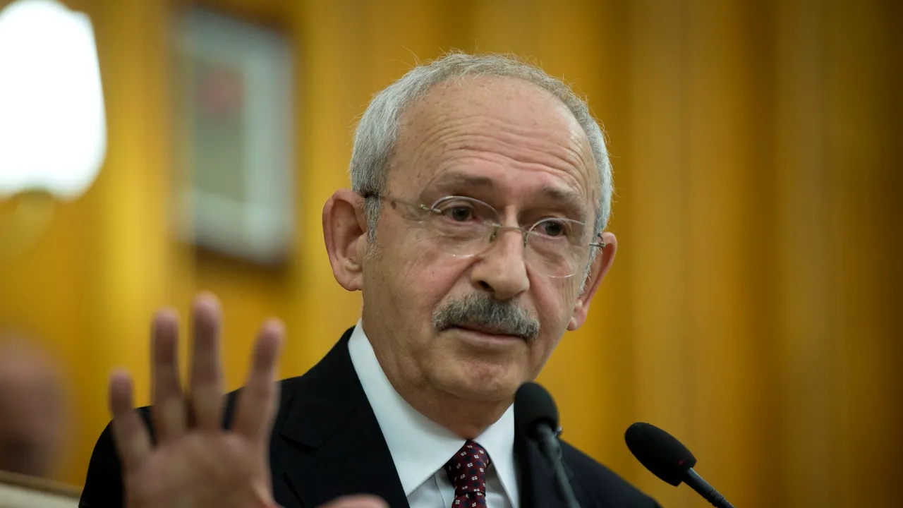 Clipe de coșmar pentru liderul principalului partid de opoziție din Turcia: A fost atacat de un grup de bărbați la înmormântarea unui soldat - VIDEO