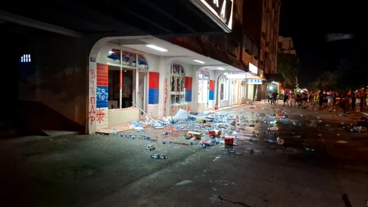 TENSIUNI majore în Serbia. Protestatarii anti-Vucic au devastat sediul partidului de guvernământ din Novi Sad: „S-a dus”