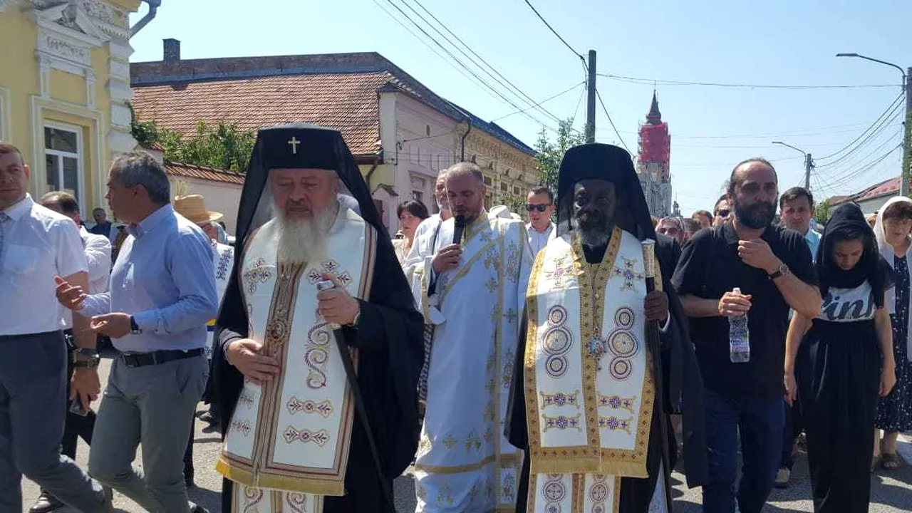 Ortodocșii și greco-catolicii, procesiuni separate la Nicula: Participă și mitropolitul de Rwanda