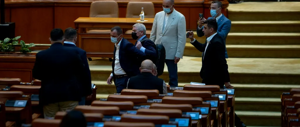 VIDEO| Scandal în Parlament, la citirea moțiunii: Florin Roman, evacuat cu forța de la prezidiu/Deputat AUR: „Băi mafiotule, lasă microfonul!”