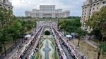 Bucureștiul stabilește un record mondial: 20.000 de oameni au mâncat împreună la o masă lungă de 5,4 km