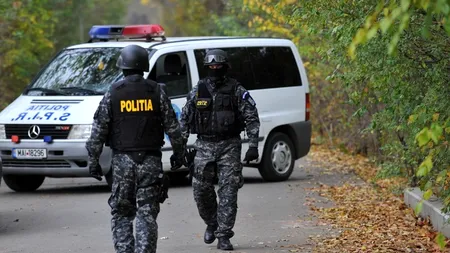 Șeful Poliției Reșița a fost retrogradat, după ce a fost fotografiat la o petrecere cu interlopii din Dealul Crucii