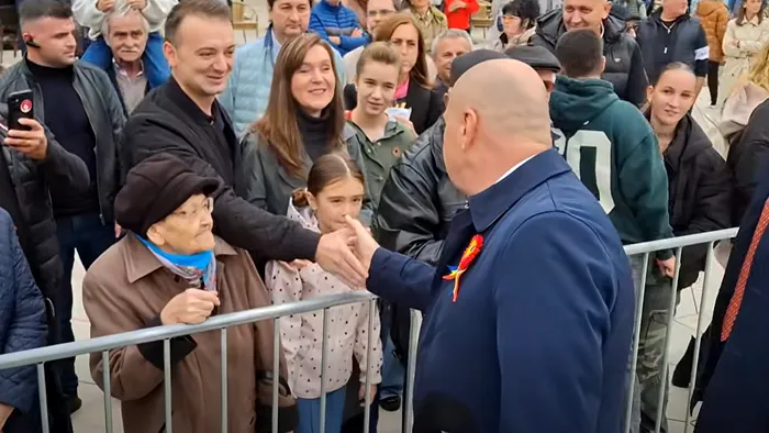 Bolojan are curaj să facă băi de mulțime doar acasă, la Oradea și doar de dincolo de gard. În rest, e fluierat și huiduit peste tot unde merge