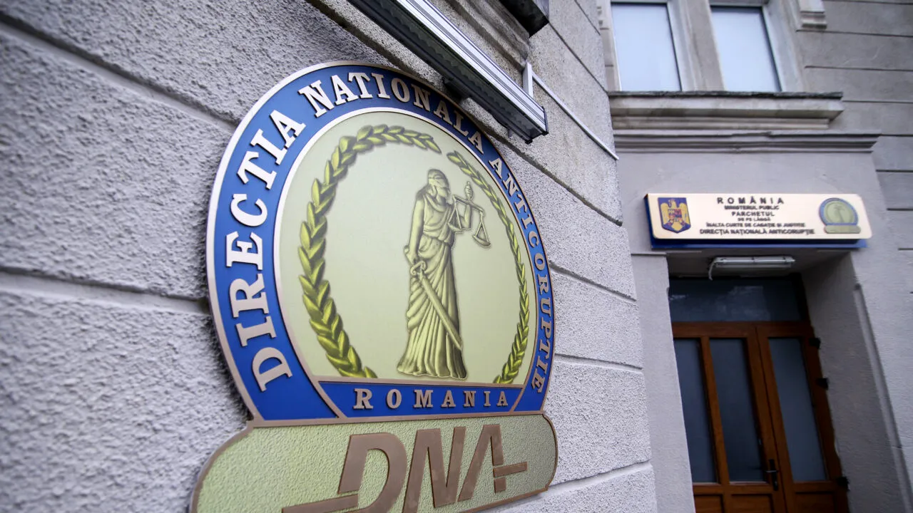 Un comisar șef în Poliția Buzău a fost arestat după ce ar fi luat mită 77.500 de lei. DNA explică pentru ce ar fi fost dați banii