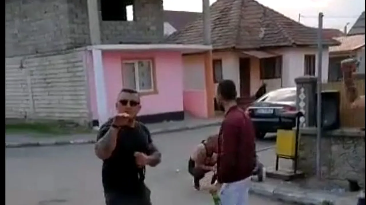 VIDEO. Distracție în mijlocul străzii, cu dans pe manele și bere la gheaţă: 
