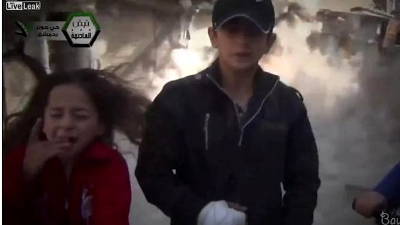 Momentul tulburător în care copiii din Siria povestesc cum au învățat să se apere pentru a nu fi răniți, iar în spatele lor explodează o bombă. VIDEO
