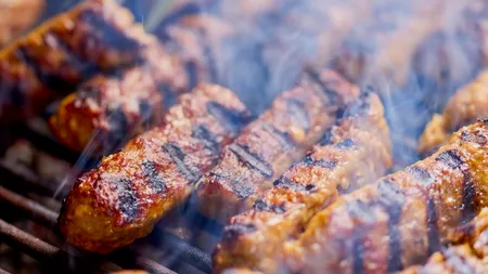 Reacția unui vlogger străin după ce a gustat faimoșii MICI de la Obor: „Asta e cu adevărat o experiență românească. Combinația e perfectă!”