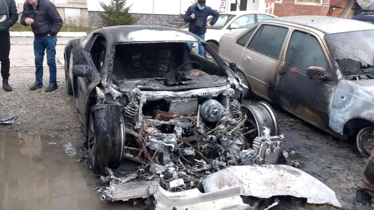 O femeie din Sighet oferă 10.000 de euro recompensă pentru informațiile despre persoana care i-a incendiat mașina de lux. Prejudiciul este uriaș. 