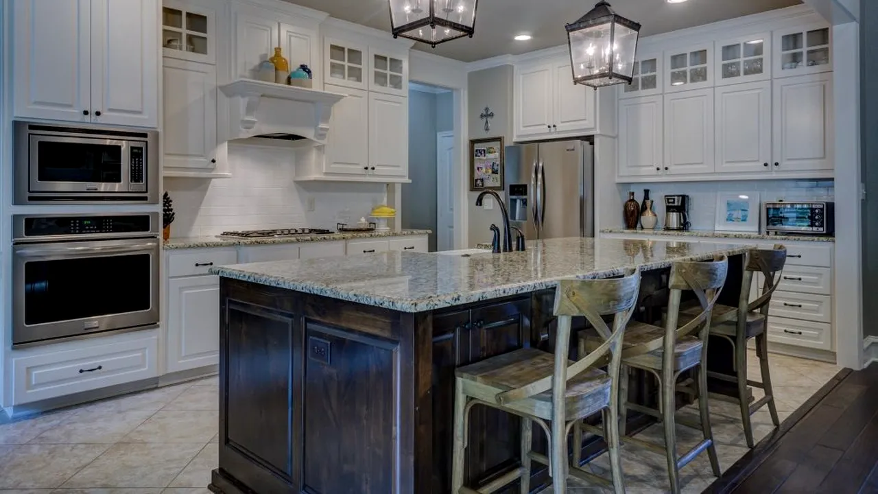 Cât te costă mutatul într-o casă nouă. Suma pe care trebuie să o scoți din buzunar pentru acte, renovarea și amenajarea unei locuințe