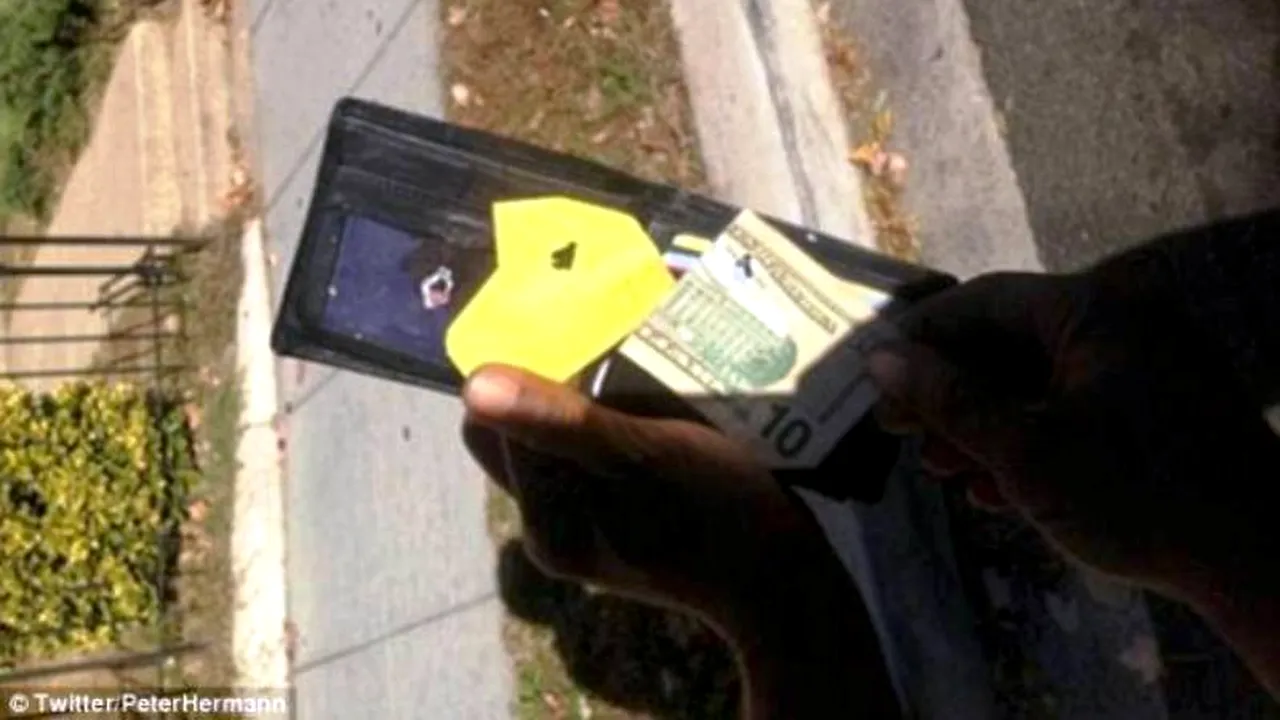 Cum a fost salvat un bărbat de portofelul și de telefonul său mobil