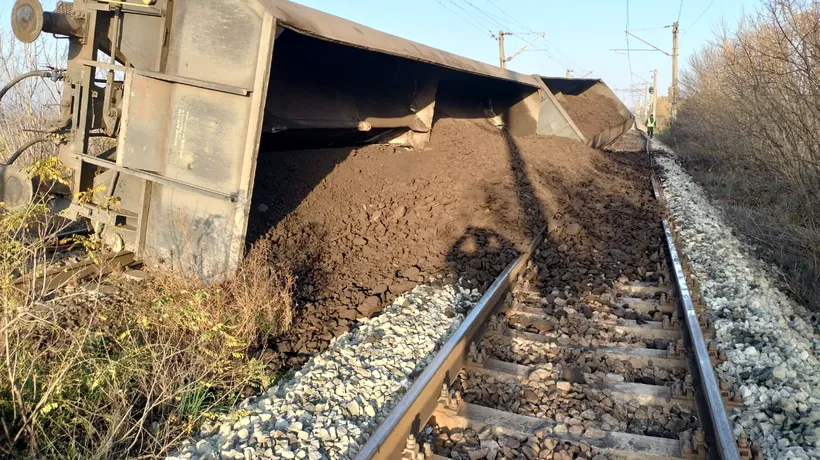 Traficul feroviar pe Firul I între Coţofeni şi Răcari a fost redeschis joi dimineaţa / Șapte din cele nouă vagoane ale trenului marfar încărcat cu peste 3.000 de tone de cărbune au fost repuse pe șine