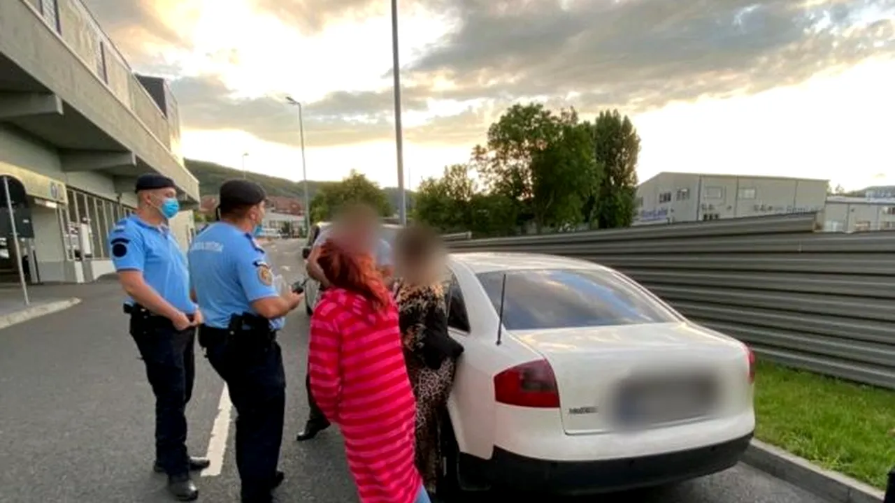 ALARMANT. Un copil a fost pus să cerşească de familia care îl urmărea dintr-o maşină de lux