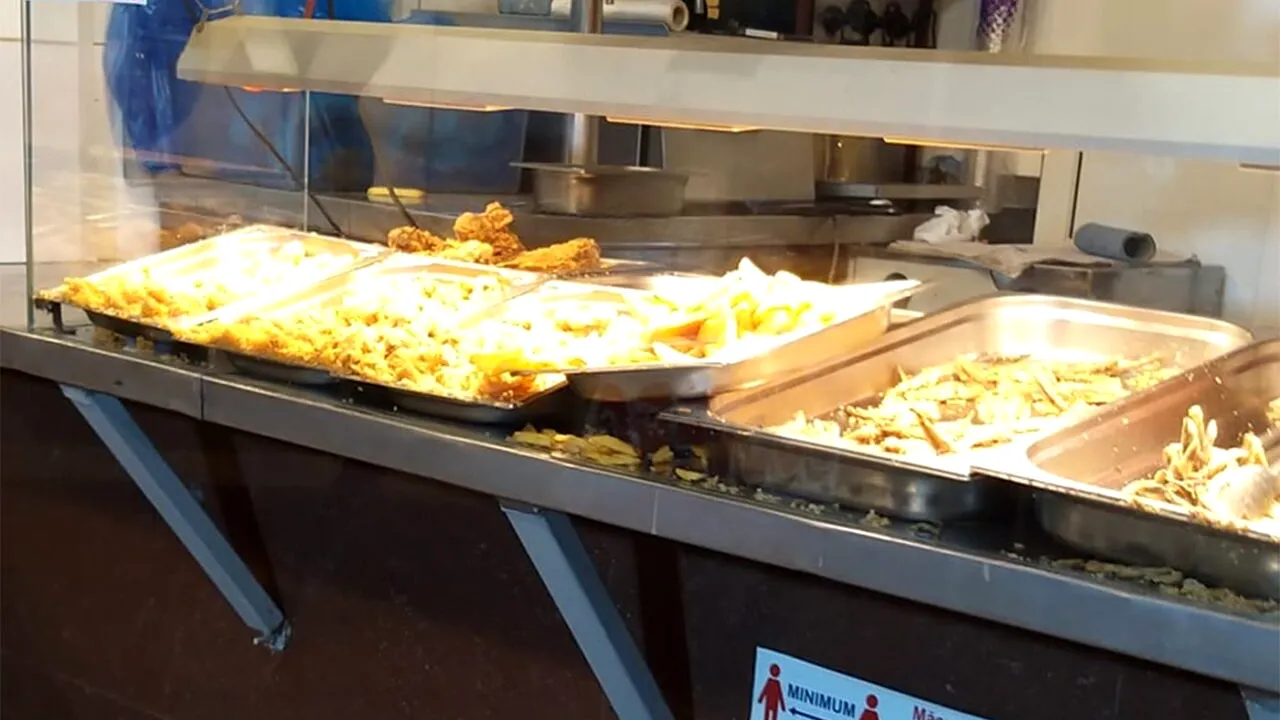 Cât costă o porție de HAMSII cu cartofi prăjiți, la „împinge tava” în Eforie Nord. Un turist și-a scos telefonul mobil și a făcut poze