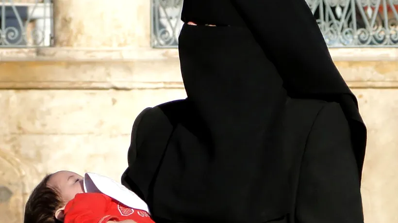 Guvernul olandez aprobă o lege care interzice purtarea vălului musulman în unele locuri publice. Ce pățești dacă nu respecți legea