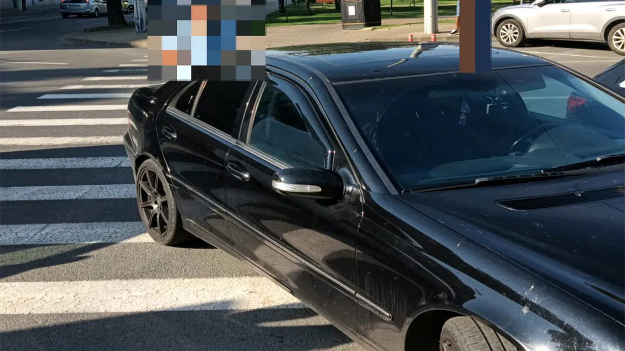 Ce a pățit un șofer din Neamț, după ce și-a lăsat Mercedesul parcat pe trecerea de pietoni, în fața unui SPITAL din Iași. Cum și-a găsit mașina