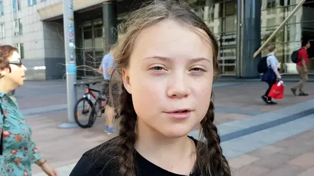 Un manechin cu fața Gretei Thunberg, găsit spânzurat de un pod din Roma - FOTO