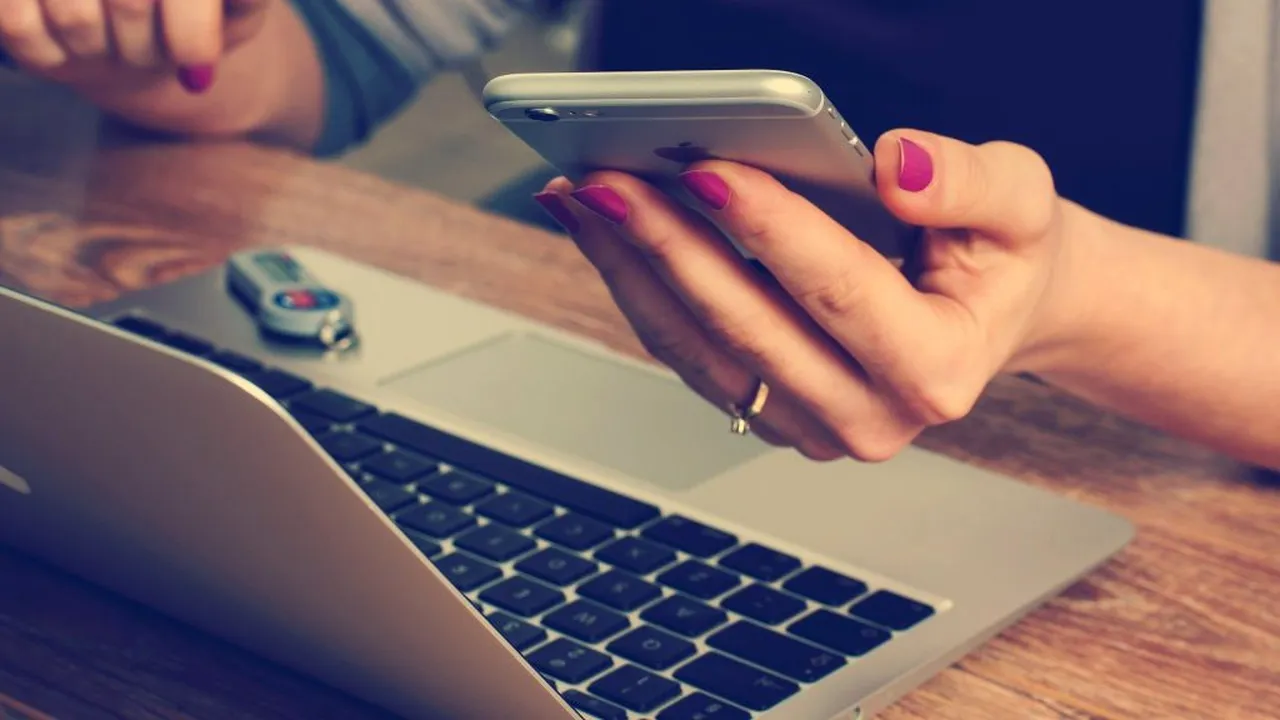 TOP. Marea schimbare în categoria computere și electronice! Românii au dat telefoanele inteligente pe altceva