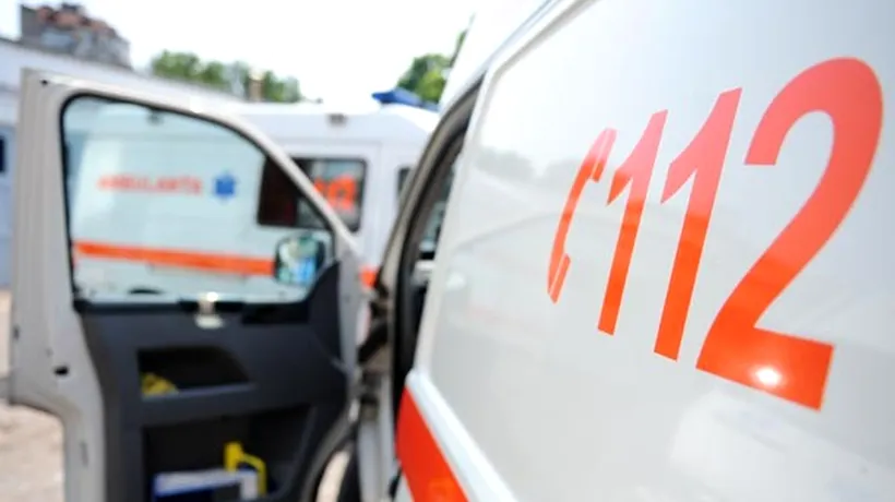 Ambulanță aflată în misiune, implicată într-un accident în Ploiești