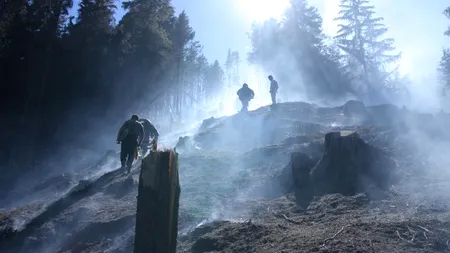 INCENDIU ÎN BUCEGI. Elicopterele MAI nu pot fi folosite: unul e în service, celuilalt îi lipsește o piesă. S-a apelat la o firmă privată