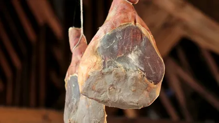 ȘOCANT. Un vegan din Marea Britanie și-a bătut iubita cu o sticlă fiindcă mirosea a șuncă