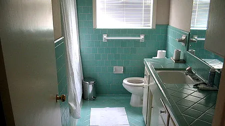 Surpriza nedorită peste care a dat un tânăr care se ducea la toaletă. A sunat imediat la poliție