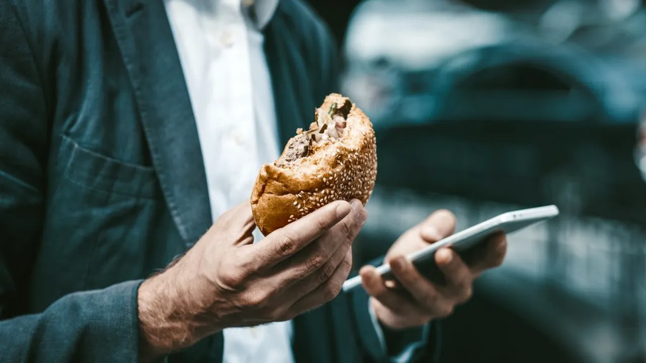 Un bărbat și-a cumpărat un simplu sandviş din Aeroportul Otopeni, dar nu i-a venit să creadă când a văzut ce se afla în el