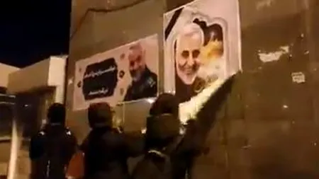 Violențe la Teheran. Imagini cu două femei împușcate de forțele de ordine. Pe trotuar, urme de sânge / Gloanțe de cauciuc și gaze lacrimogene pentru dispersarea protestatarilor iranieni