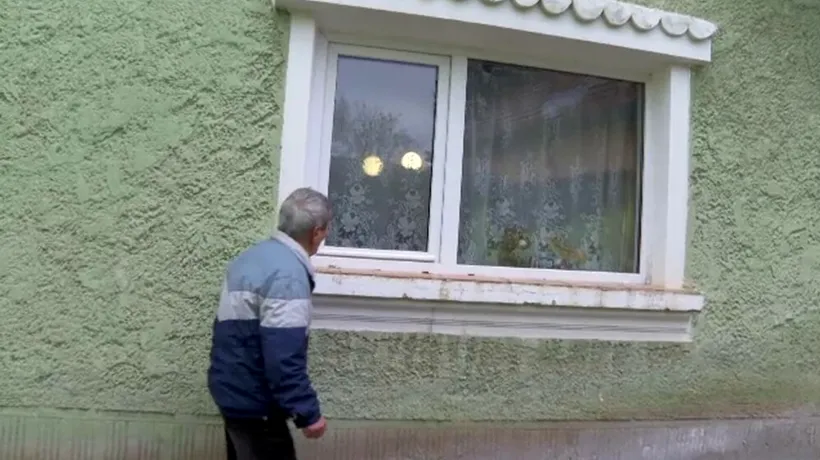 O bătrână din Brașov a stat cu fiul său MORT în casă, timp de două săptămâni. Vecin: „Am întrebat ce face Costel și a spus că e în pat”