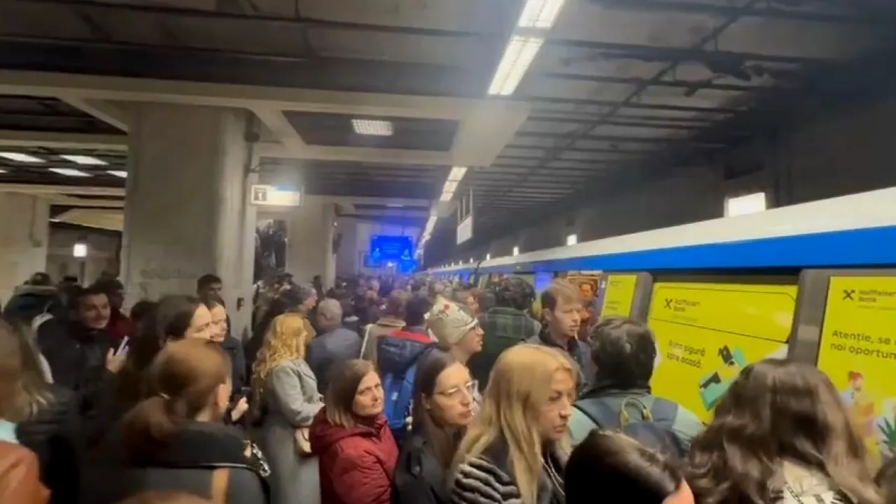 Haos la metrou miercuri dimineață. Un tren a rămas blocat în stație pe Magistrala 2