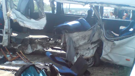 ACCIDENT rutier cu șapte morți și doi răniți după ce un microbuz cu muncitori s-a izbit de un TIR pe DN7