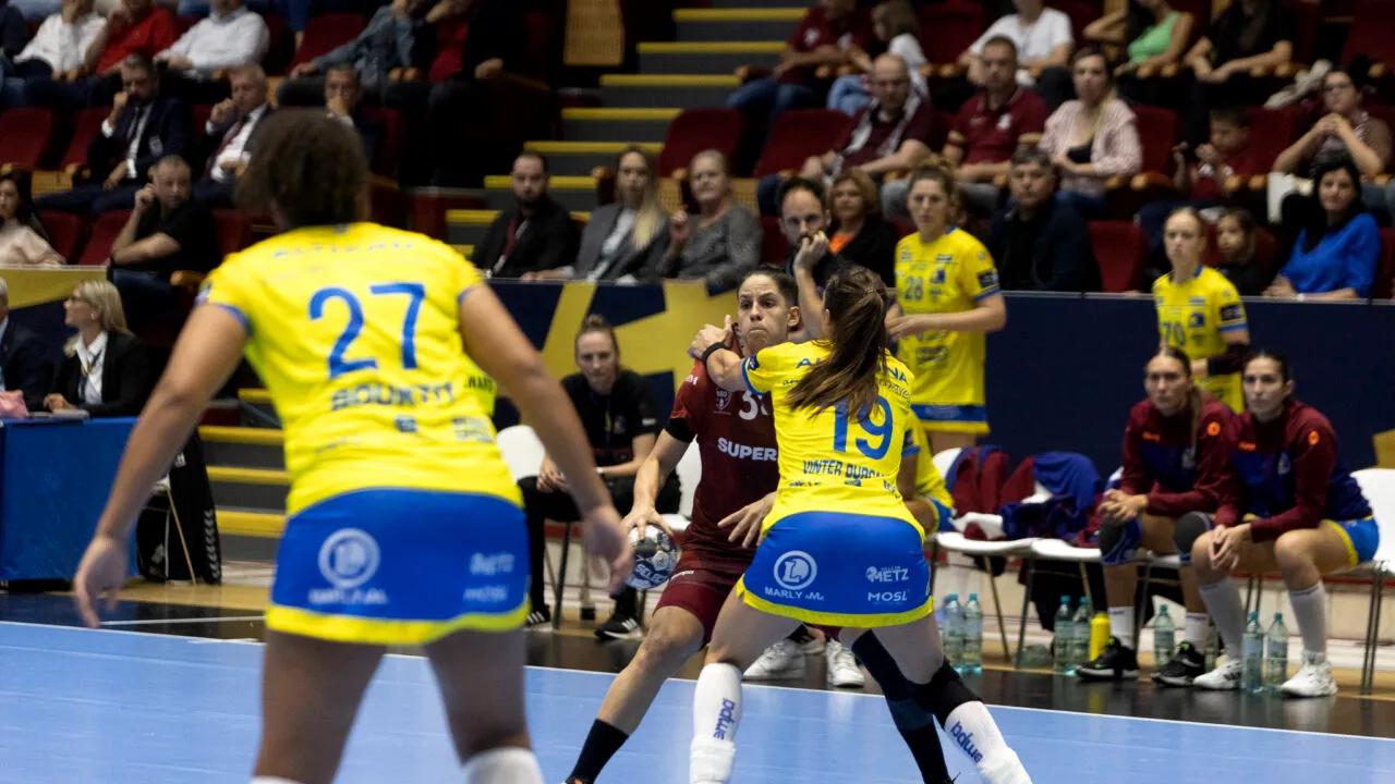 Sâmbătă tristă pentru handbalul românesc! Rapid a pierdut cu Gyor, Măgura Cisnădie cu Siofok