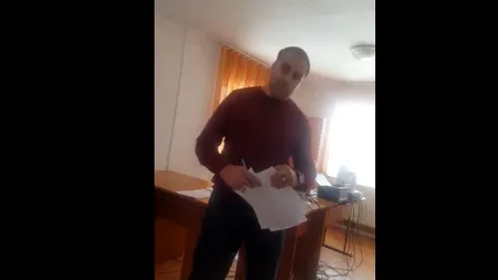 A dat în mine. Mi-e FRICĂ să stau! Contabila primăriei din Albeni îl acuză pe edil că A BĂTUT-O