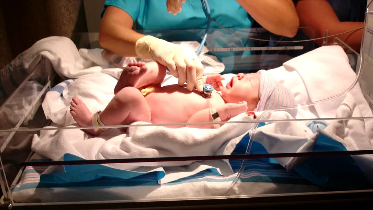 MATERNITATEA GROAZEI vine cu explicații. De ce 10 bebeluși s-au născut infectați cu coronavirus