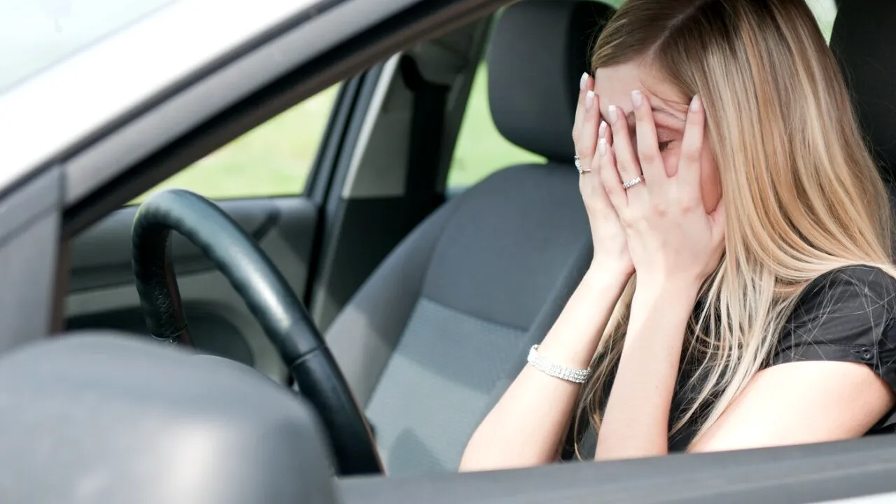 Șoferii, loviți de noi reguli, scumpiri și AMENZI direct pe telefon din 2026. Mulți deja se gândesc să renunțe la mașină