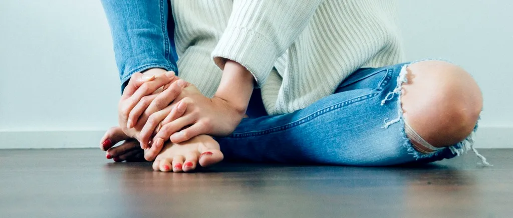 Dai din picioare atunci când stai așezat sau dormi? Ce este sindromul picioarelor neliniștite