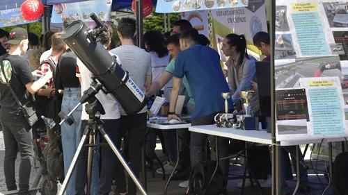 VIDEO | Studenții de la Craiova au scos roboții în stradă și echipamentele care produc curent din… lămâi