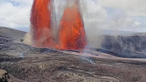 Erupție impresionantă în Hawaii. Drumurile și parcul național au fost închise după ce vulcanul Kilauea a aruncat cu lavă la 300 de metri înălțime