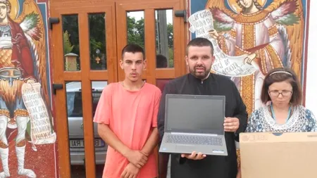 Un preot din România le-a oferit 7 laptopuri noi copiilor silitori din parohie