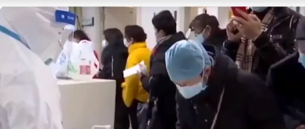 Imagini INTERZISE din Wuhan: Cadavrele zac pe jos în spitale supraaglomerate/  Oamenii, tratați pe ciment, în stradă/ Medicii plâng disperați la liniile telefonice speciale