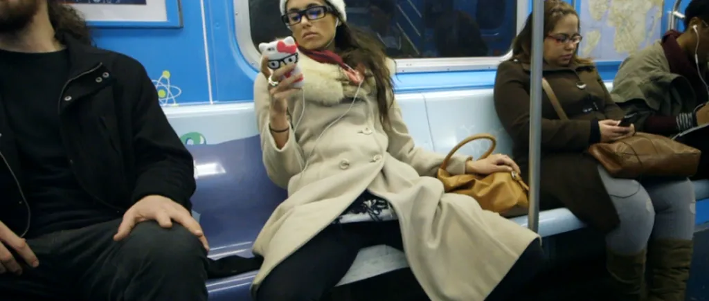 Experiment inedit: ce se întâmplă când o femeie stă crăcănată în metrou, precum un bărbat