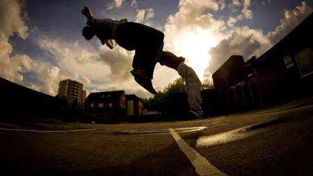 Un tânăr care făcea parkour a căzut în gol de pe terasa unui hotel din Baia Mare