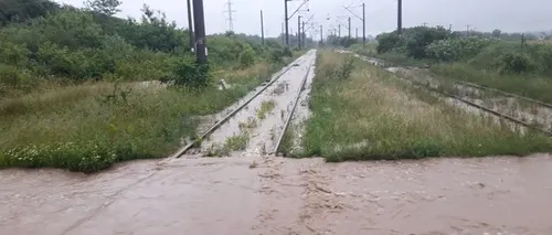 PLOI ABUNDENTE. Circulația trenurilor a fost blocată pe relația București-Timișoara, după ce linia de cale ferată a fost inundată