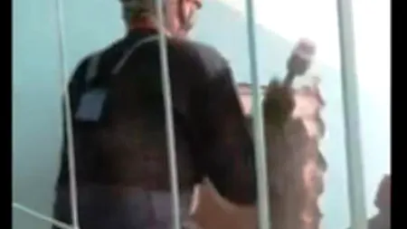 Cum a fost salvat un bărbat care a rămas blocat în canalul de ventilație al unui bloc