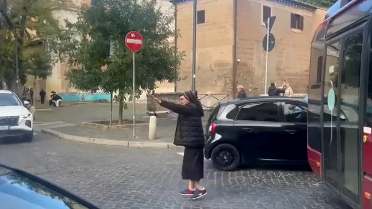 O călugăriță româncă a dirijat traficul chiar în inima Romei. Șoferii au fost recunoscători: „Mulțumim, Doamne”
