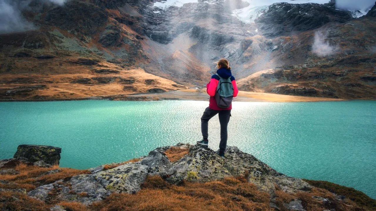 Povestea Jessicăi Guo, prima femeie care a parcurs pe jos 5.600 km prin munți din SUA până în Canada. A renunțat la jobul corporatist pentru libertate