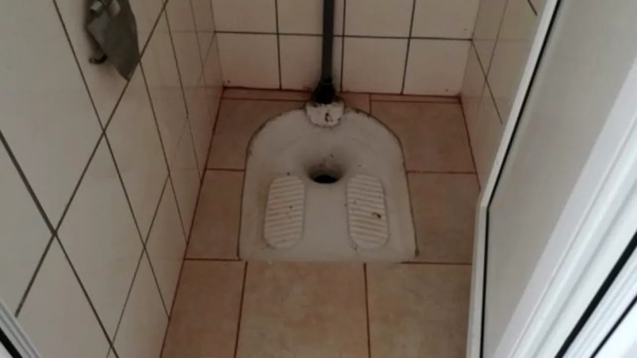 Un deținut reclamă că la Penitenciarul Iași toaletele nu au „tron”. Câți bani a cerut despăgubire: „S-a simțit dezumanizat și torturat”