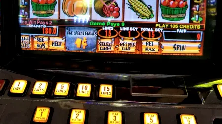 Dispar păcănelele de la țară. În orașe, pot fi interzise sălile de jocuri de noroc de la scara blocurilor. Ce propun senatorii