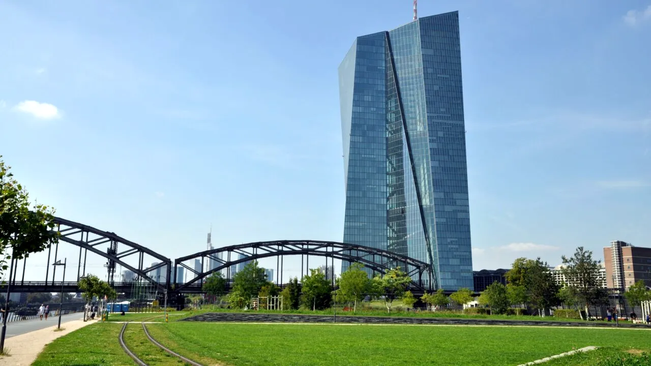 Bloomberg: BCE nu va fi ferită de CUTREMURUL financiar al Europei /Politica monetară trebuie să facă față suplimentării creditelor Germaniei
